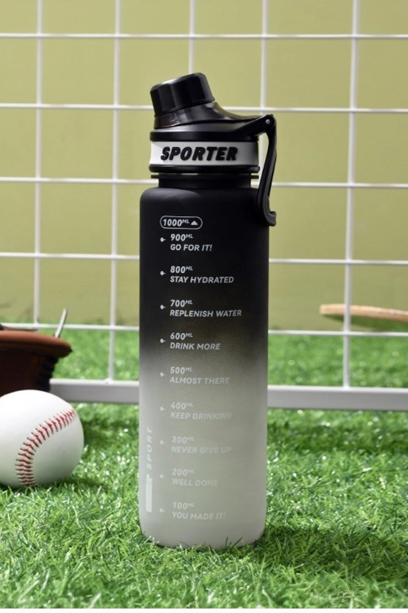 سبورتر زجاجة ماء رياضية بمؤشر للوقت خالية من مادة BPA ومضادة للتسرب، قابلة للحمل وإعادة الاستخدام، إبريق شرب للياقة البدنية والرياضة بسعة 1 لتر للرجال والنساء والأطفال والطلاب للتخييم والمكتب والمدرسة وصالة الألعاب الرياضية والتمارين الرياضية 1000 مل - Image 2