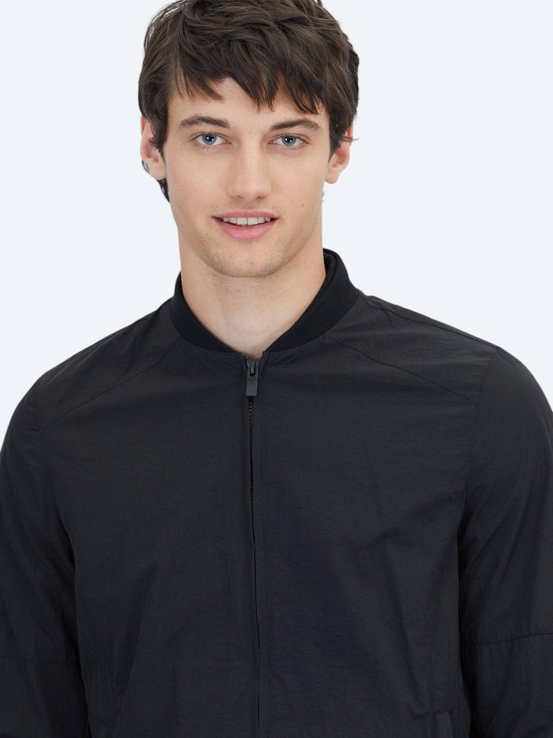 كيب معطف أسود بياقة عالية وقصة عادية من قماش منسوج - Image 5