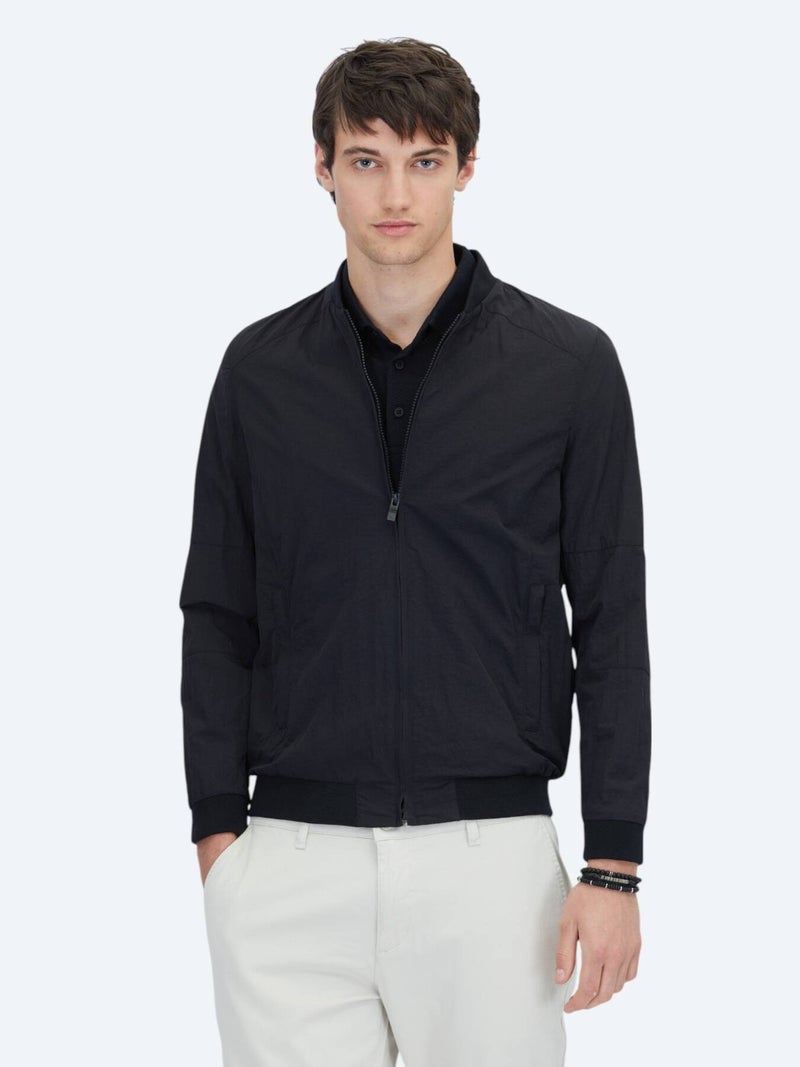 كيب معطف أسود بياقة عالية وقصة عادية من قماش منسوج - Image 1