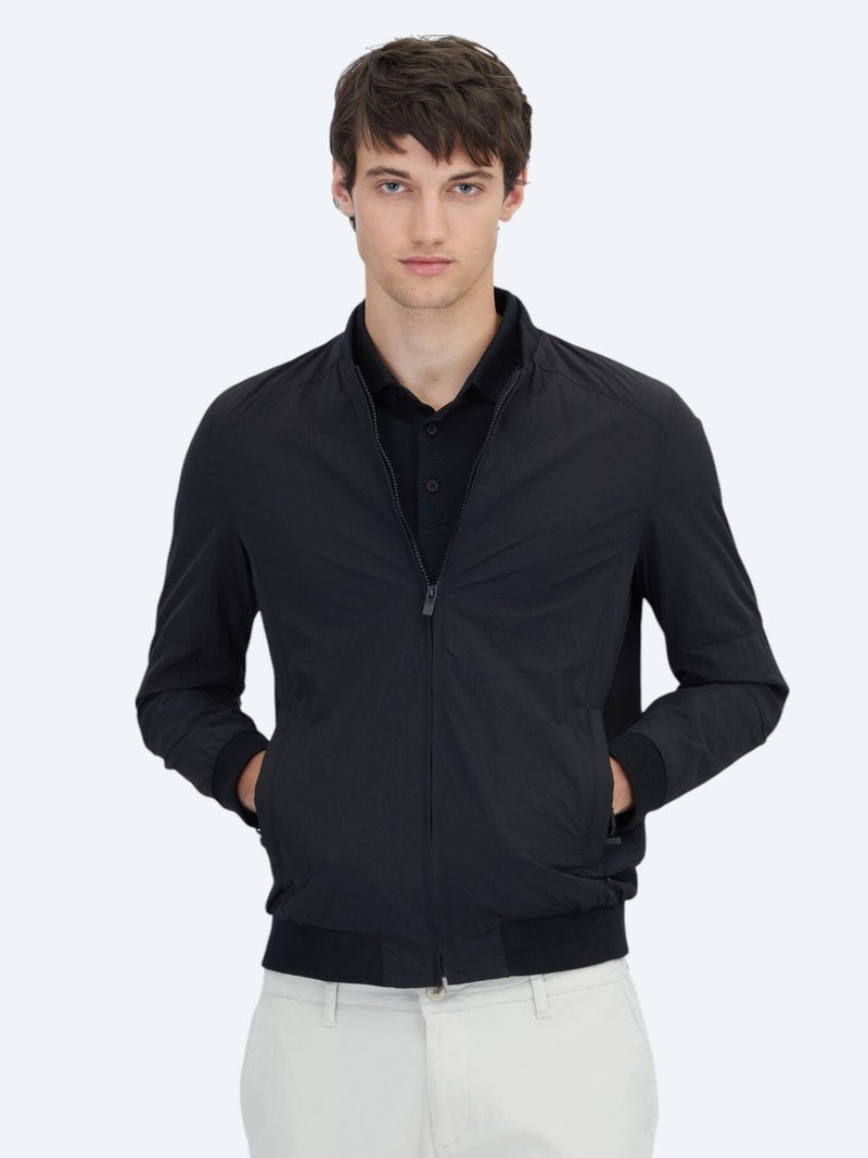 كيب معطف أسود بياقة عالية وقصة عادية من قماش منسوج - Image 4