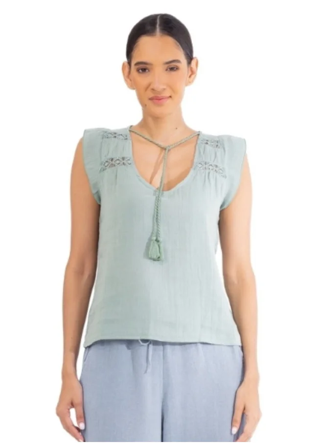 هايليز Boho Chic Tassel Tie Sleeveless Blouse with Crochet Detail