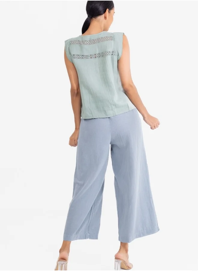 هايليز Boho Chic Tassel Tie Sleeveless Blouse with Crochet Detail