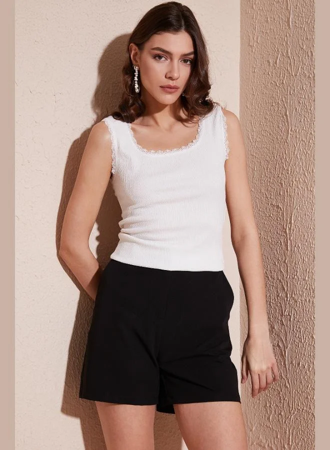 ليلا ليلا تانك نسائي سميك بحمالات رفيعة وفتحة مربعة من الدانتيل