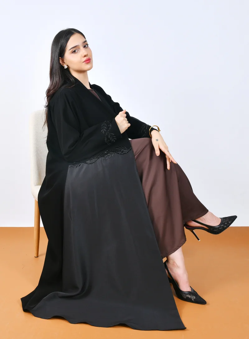 HAWRAA ABAYA Elegant abaya with embroidered details in the form of overlapping leaves at the waist and sleeves.