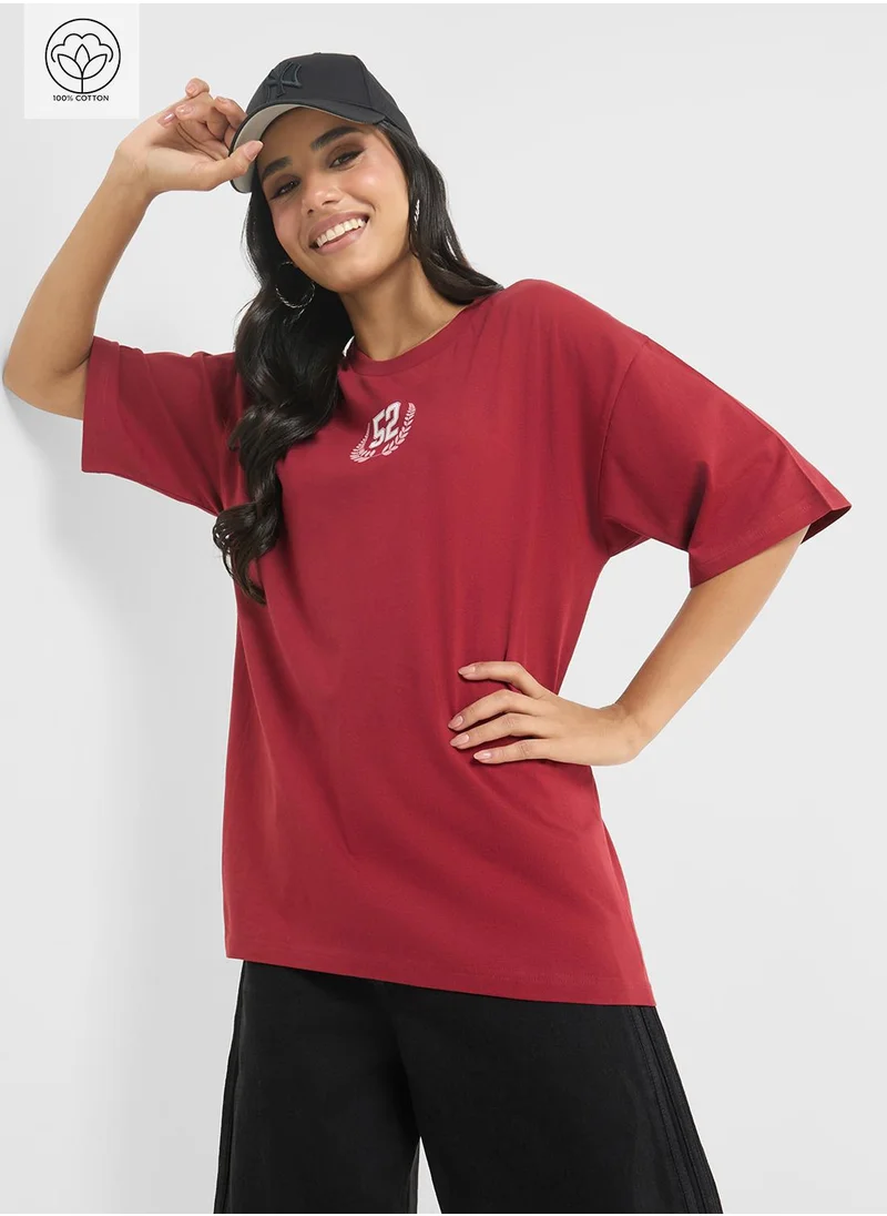 جينجر Oversize Varsity Graphic T-Shirt