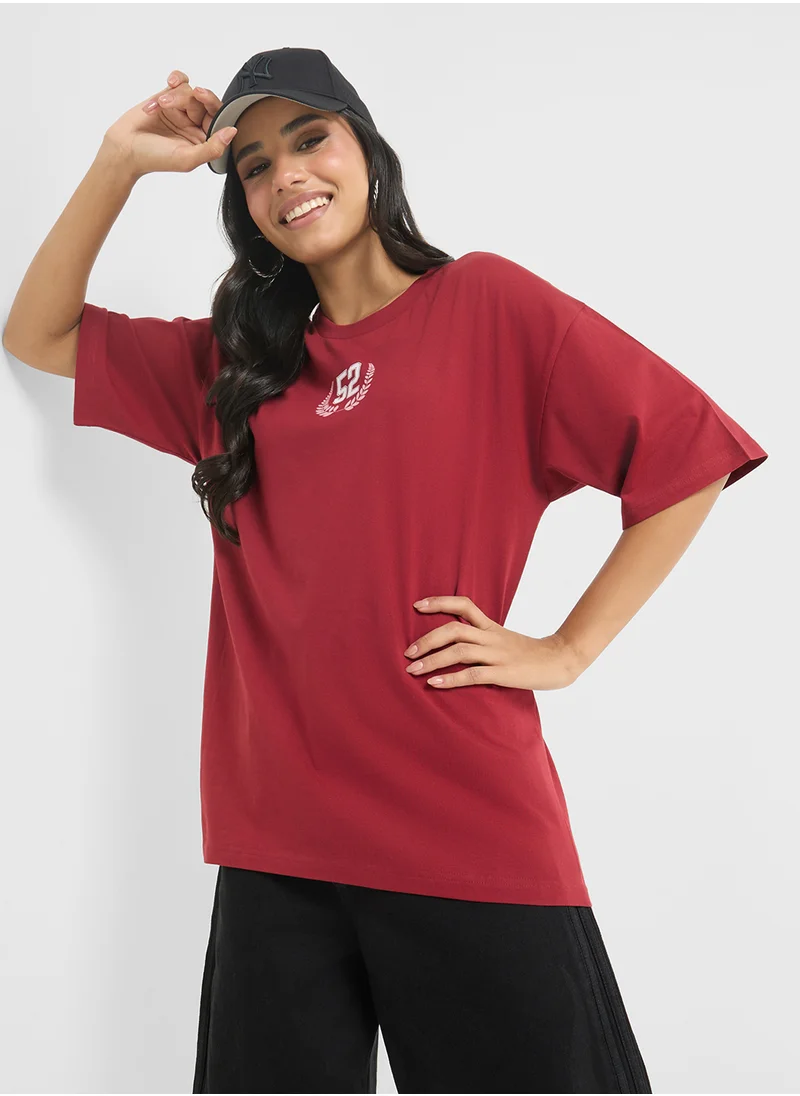 جينجر Oversize Varsity Graphic T-Shirt