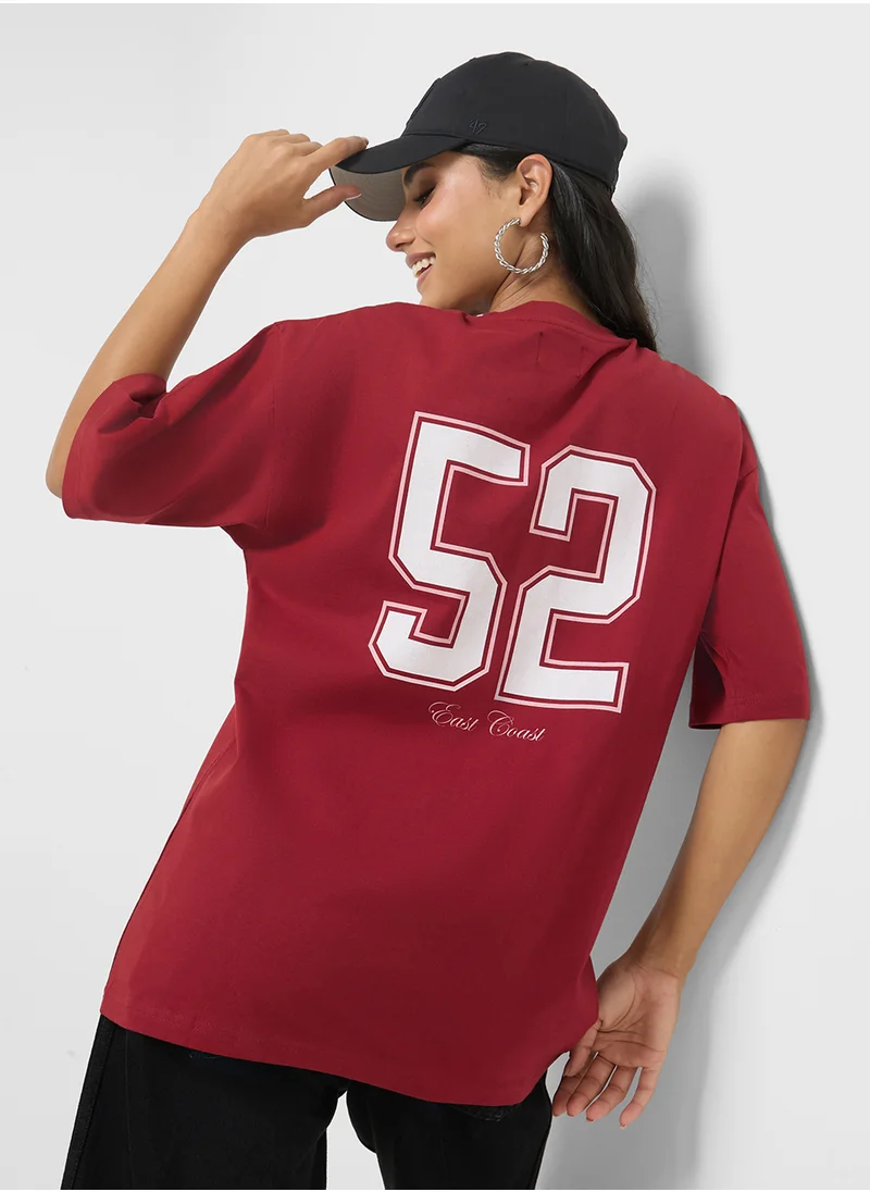 جينجر Oversize Varsity Graphic T-Shirt