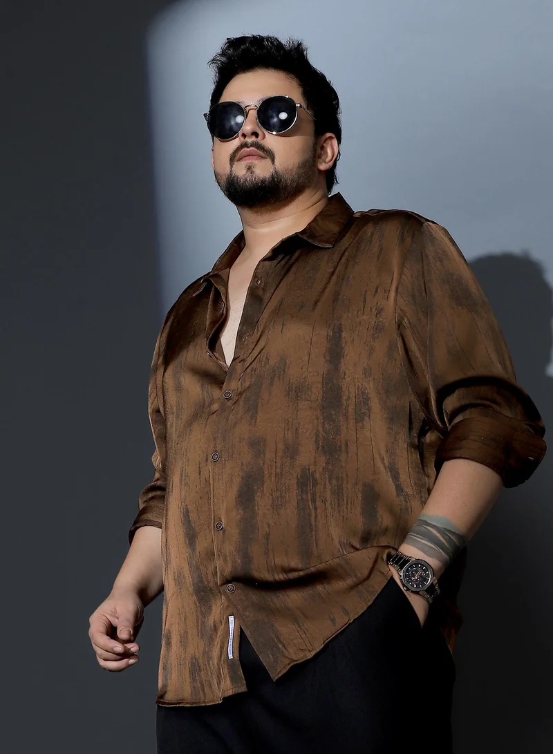 انستافاب بلس قميص ساتان لامع رجالي مطبوع بتصميم تجريدي وياقة ممتدة وأكمام طويلة وأساور وإغلاق بأزرار وحافة منحنية من قماش منسوج للمناسبات المسائية بلون بني شوكولاتة