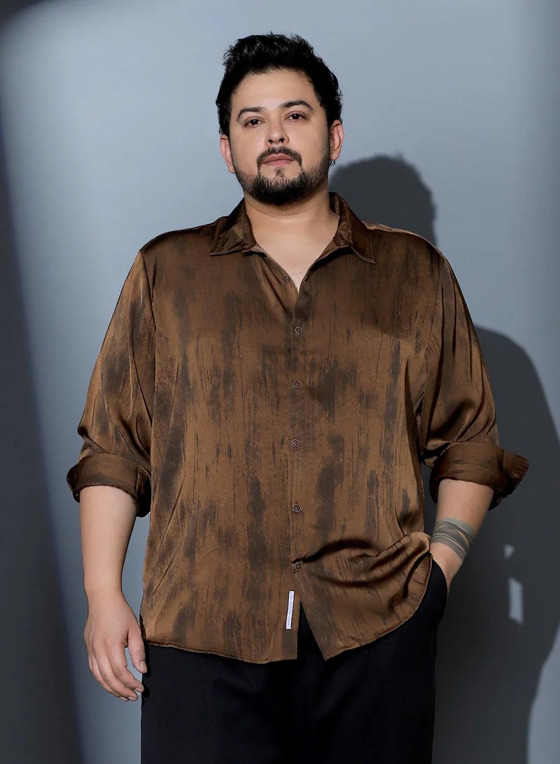 انستافاب بلس قميص ساتان لامع رجالي مطبوع بتصميم تجريدي وياقة ممتدة وأكمام طويلة وأساور وإغلاق بأزرار وحافة منحنية من قماش منسوج للمناسبات المسائية بلون بني شوكولاتة