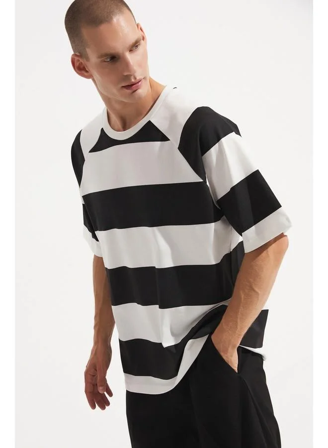 JUNE Men Oversize Pattern Crew Neck Striped Tshirt Black