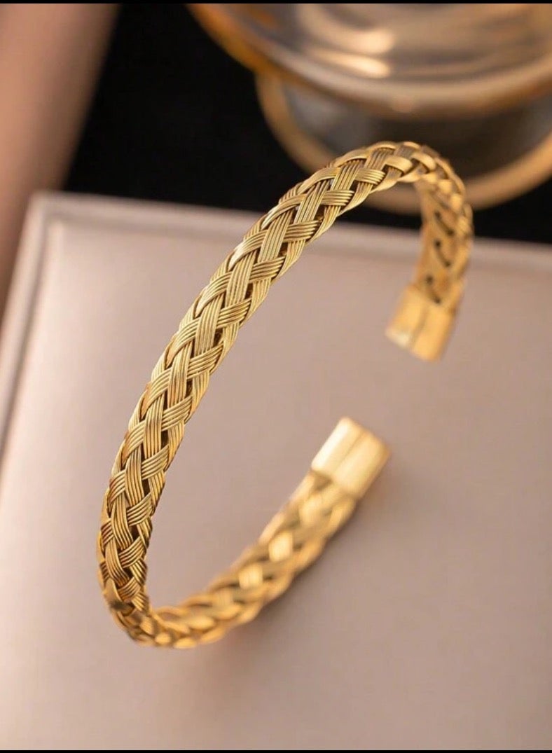 إيكوال اسوارة نسائية أنيقة وعالية الجودة مصنوعة من الاستانلس ستيل مطلية باللون الذهبي - Image 2