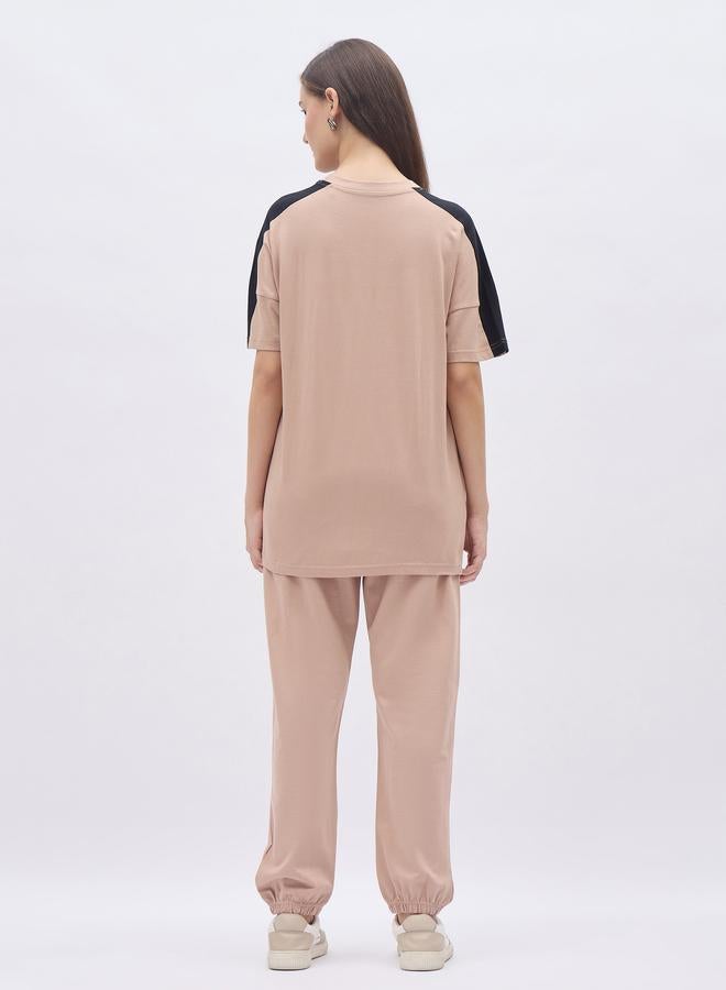 Styli Beige Oversized Slogan T-Shirt and Cuffed Joggers Set - Image 5