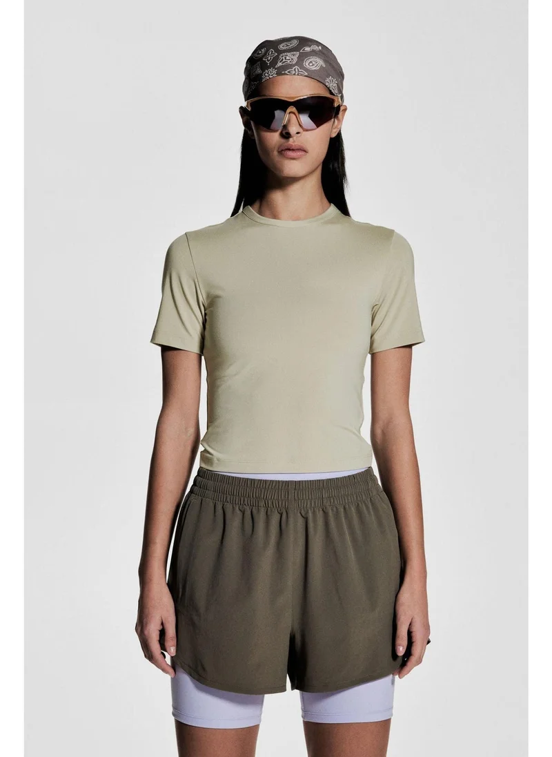 اتش اند ام بلوزة رياضية قصيرة بتقنية