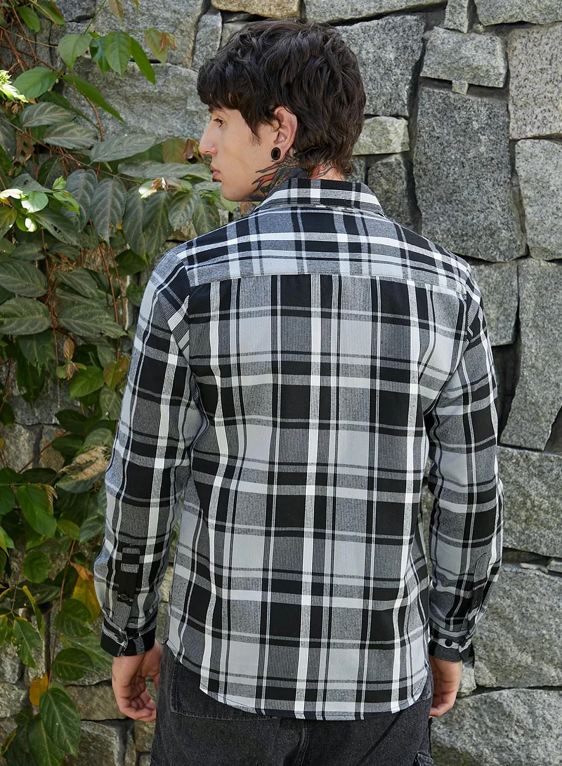 Campus Sutra Men's Obsidian Black & Daisy White Dark-Plaid Relaxed Shirt