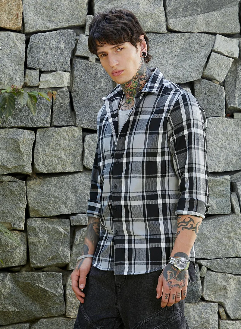 Campus Sutra Men's Obsidian Black & Daisy White Dark-Plaid Relaxed Shirt
