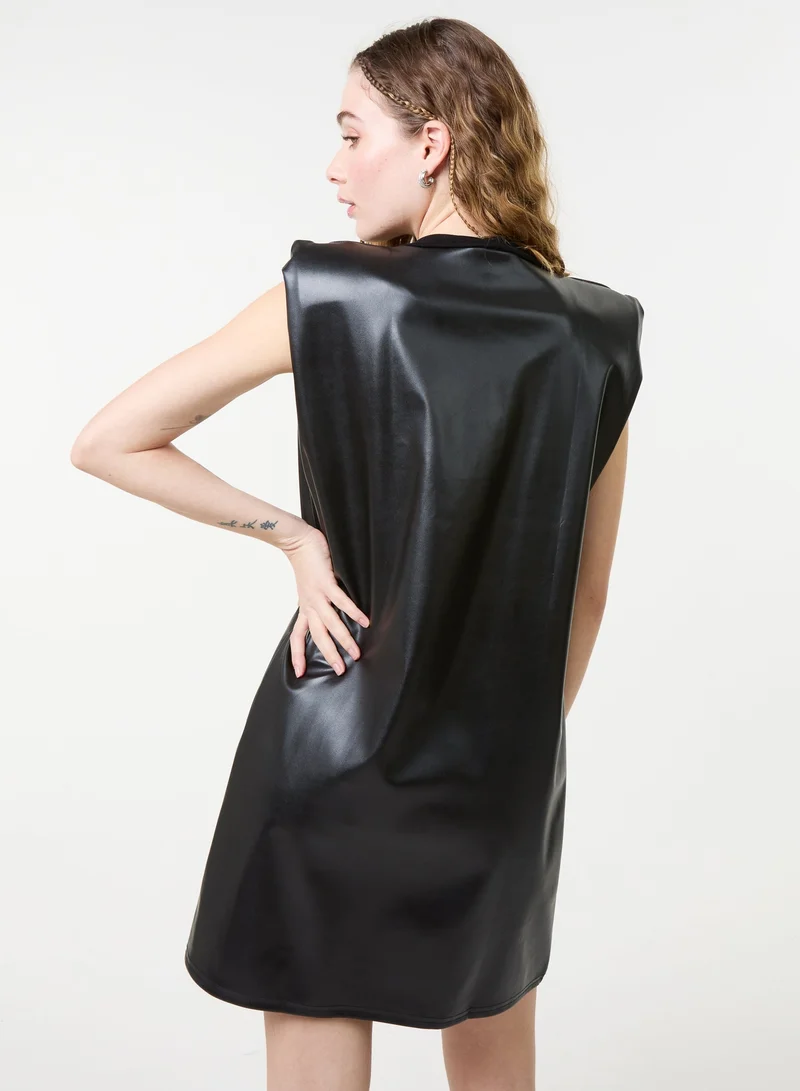 بينك فانيلا فستان بكتف مبطن بلمعة جلدية