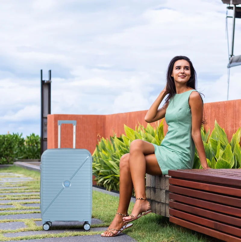 سيناتور حقيبة سفر بعجلات دوارة مزدوجة قابلة للتوسيع خفيفة الوزن بتصميم عصري بسحاب آمن، رمادي أزرق