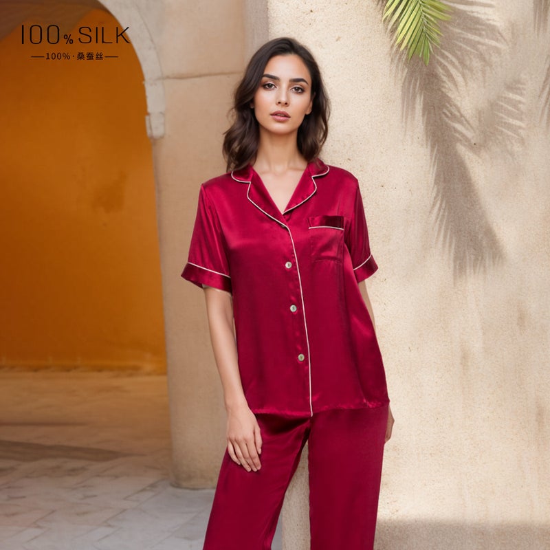طقم بيجامة نسائي من حرير التوت 100% - أكمام قصيرة وبنطلون طويل - Image 1