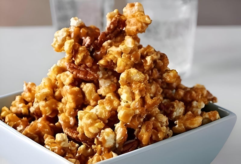 Quick Popcorn Maker - Compact reusable plastic device with handle and lid, heats up in seconds for fresh popcorn in 60 seconds, ideal for families and movie nights. - Image 2