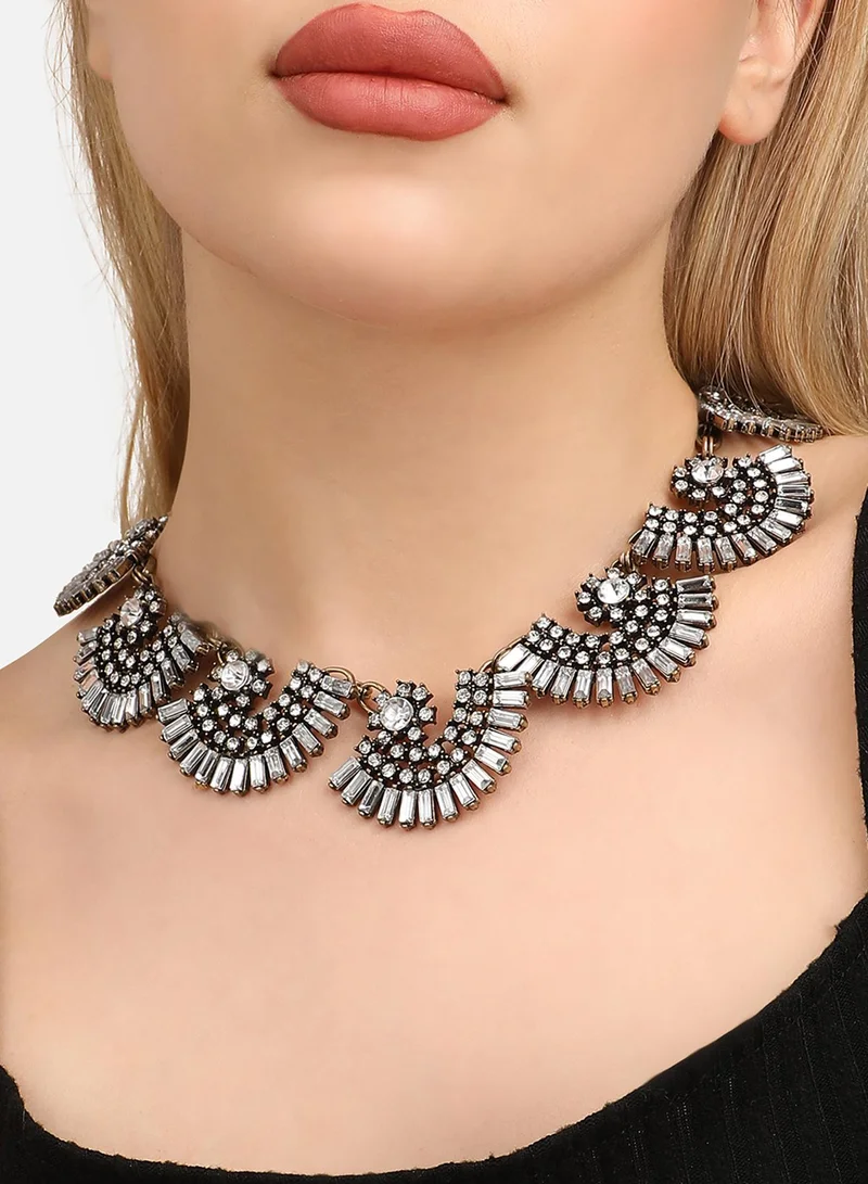 سوهي قلادة مصممة بأحجار متعددة الألوان