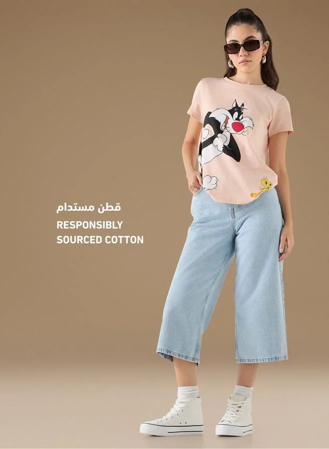 اس بي كاركترز تيشيرت بياقة ضيّقة وأكمام قصيرة وطبعات تويتي أند سيلفيستر