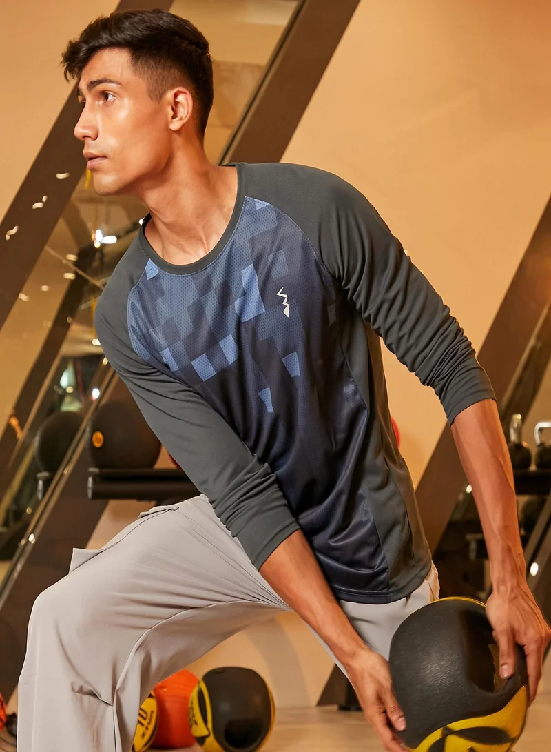 كامبوس سوترا تيشيرت رياضي رجالي أزرق داكن بطبعة رقمية للاستخدام اليومي بأكمام طويلة بتقنية دراي فيت ومقاس مريح وأداء عالي