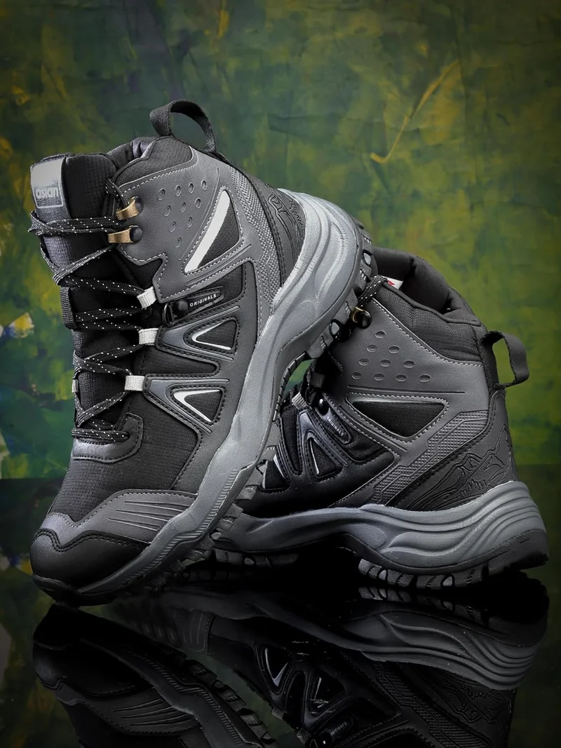 أسيان Trekking Shoes for Men in Black and Grey