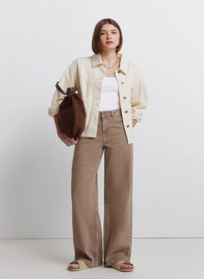 Coloured oversized denim jacket. Shirt collar. Button fastening with placket. Front patch pockets. A wash process using new technologies has been applied, reducing water, chemical and energy consumption.