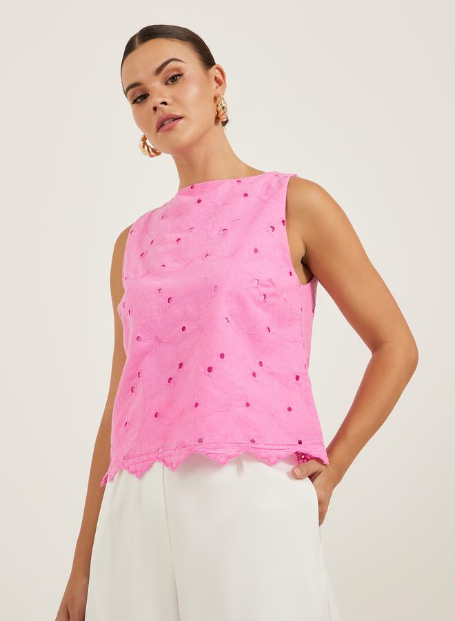 ستايلي بلوزة بدون أكمام بتطريز وحافة مكشكشة - Image 1