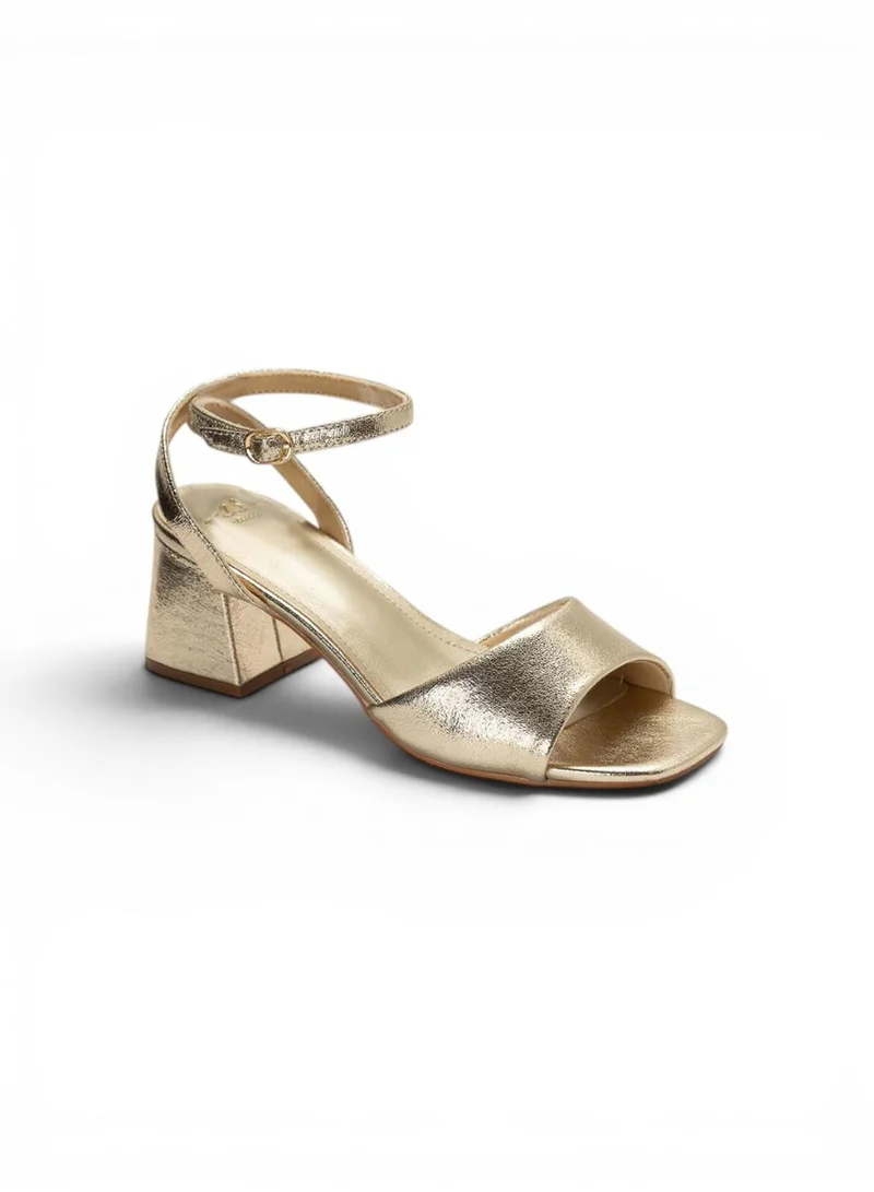 باتا صندل بكعب متوسط مع حزام كاحل