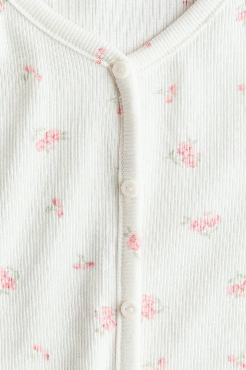 اتش اند ام بلوزة من نسيج مرن بتفاصيل زر