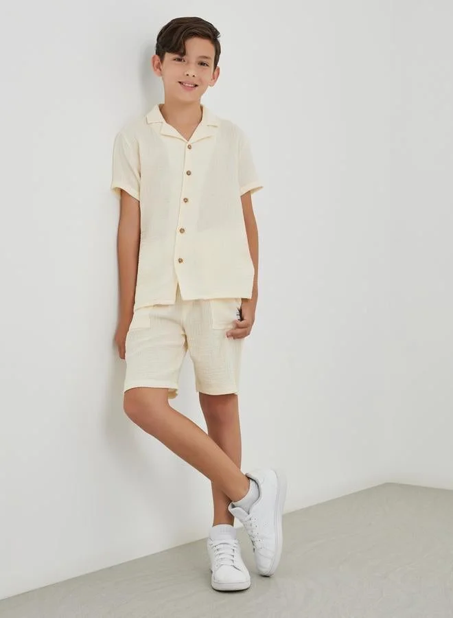 ستايلي قميص بأزرار بنقشة بارزة وأكمام قصيرة