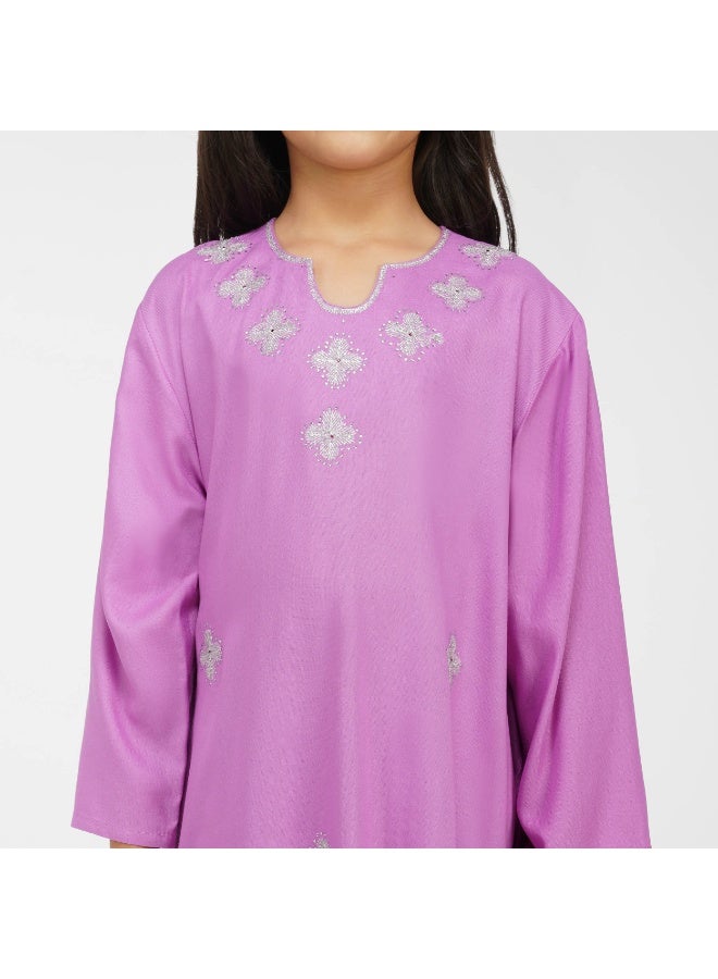 Linelle Kids Jalabiya -  Maxi with Scalloped V-Neck and Floral Embellishments - Image 5