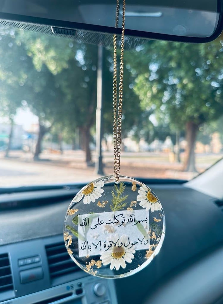 An elegant car pendant with yellow dried roses and gold leaf from luxurious resin - Image 5