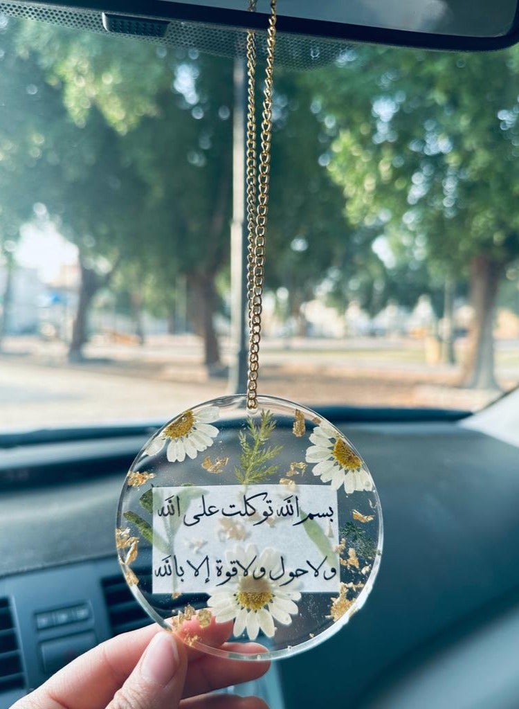 An elegant car pendant with yellow dried roses and gold leaf from luxurious resin - Image 2