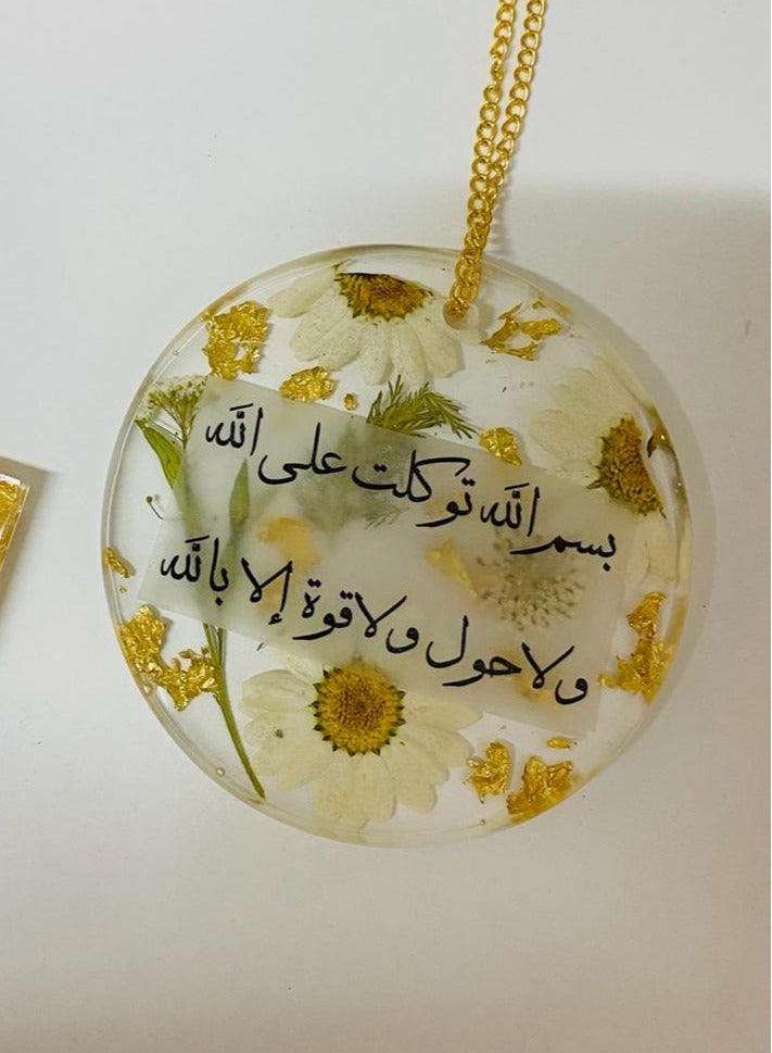 An elegant car pendant with yellow dried roses and gold leaf from luxurious resin - Image 3