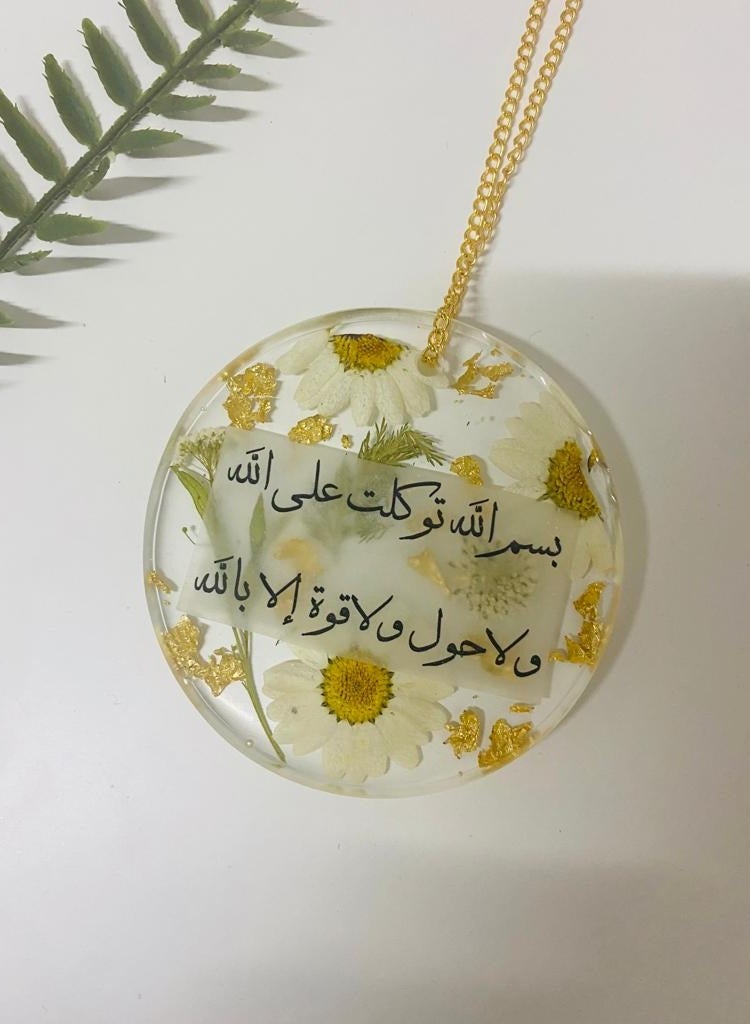 An elegant car pendant with yellow dried roses and gold leaf from luxurious resin - Image 4