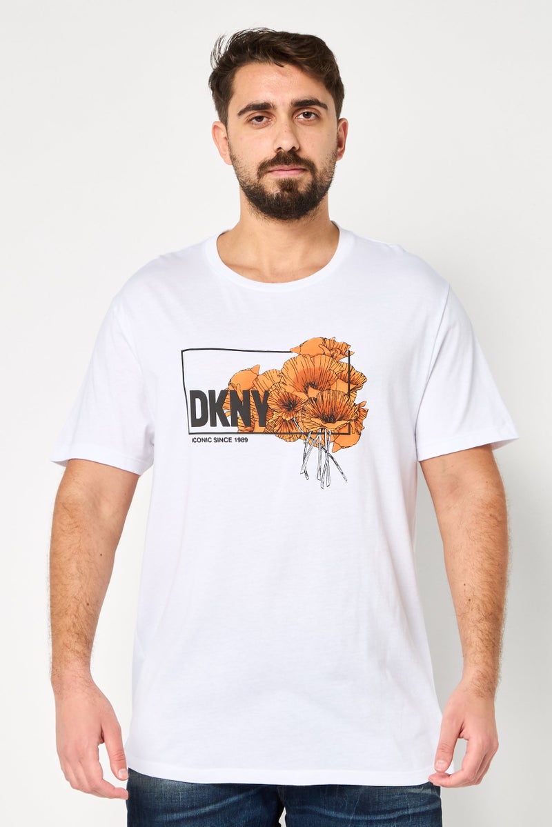 DKNY تي شيرت رجالي بأكمام قصيرة وياقة دائرية بطباعة جرافيك، أبيض - Image 1
