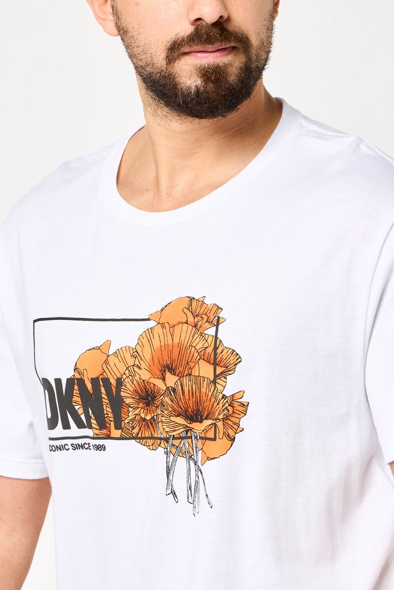 DKNY تي شيرت رجالي بأكمام قصيرة وياقة دائرية بطباعة جرافيك، أبيض - Image 3