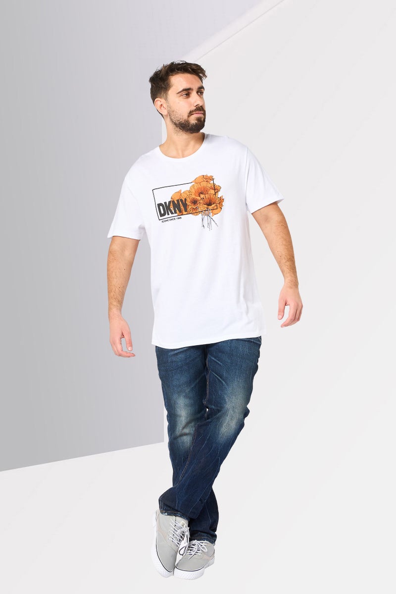 DKNY تي شيرت رجالي بأكمام قصيرة وياقة دائرية بطباعة جرافيك، أبيض - Image 2