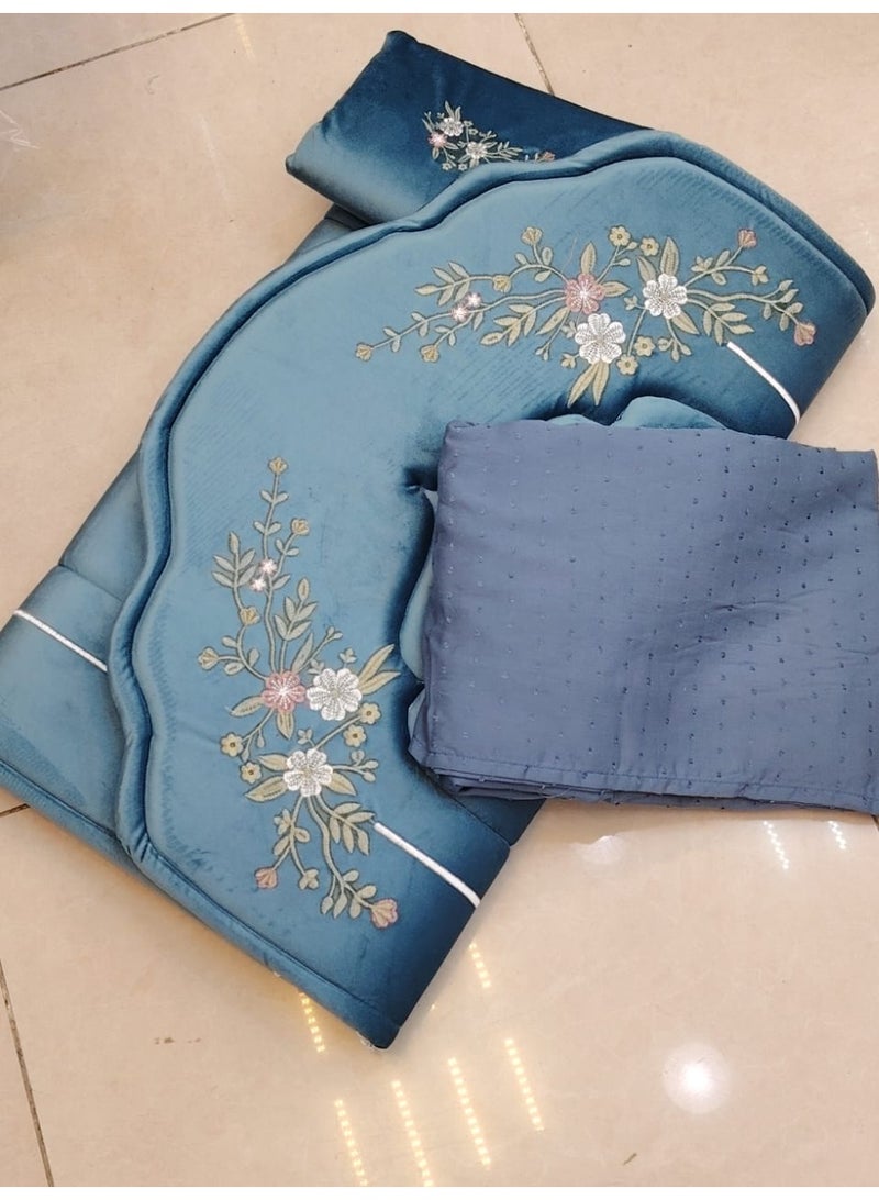 طقم سجاد ملكي عرائسي سجادة مبطنه اسفنج مع شرشف واسع وانيق مع بيت المصحف مع مسبحه ومبخره وخاتم تسبيح