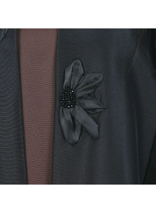 HAWRAA ABAYA Elegant black abaya with luxurious details, embellished with satin roses and hand-embroidered with a half-cloche cut.