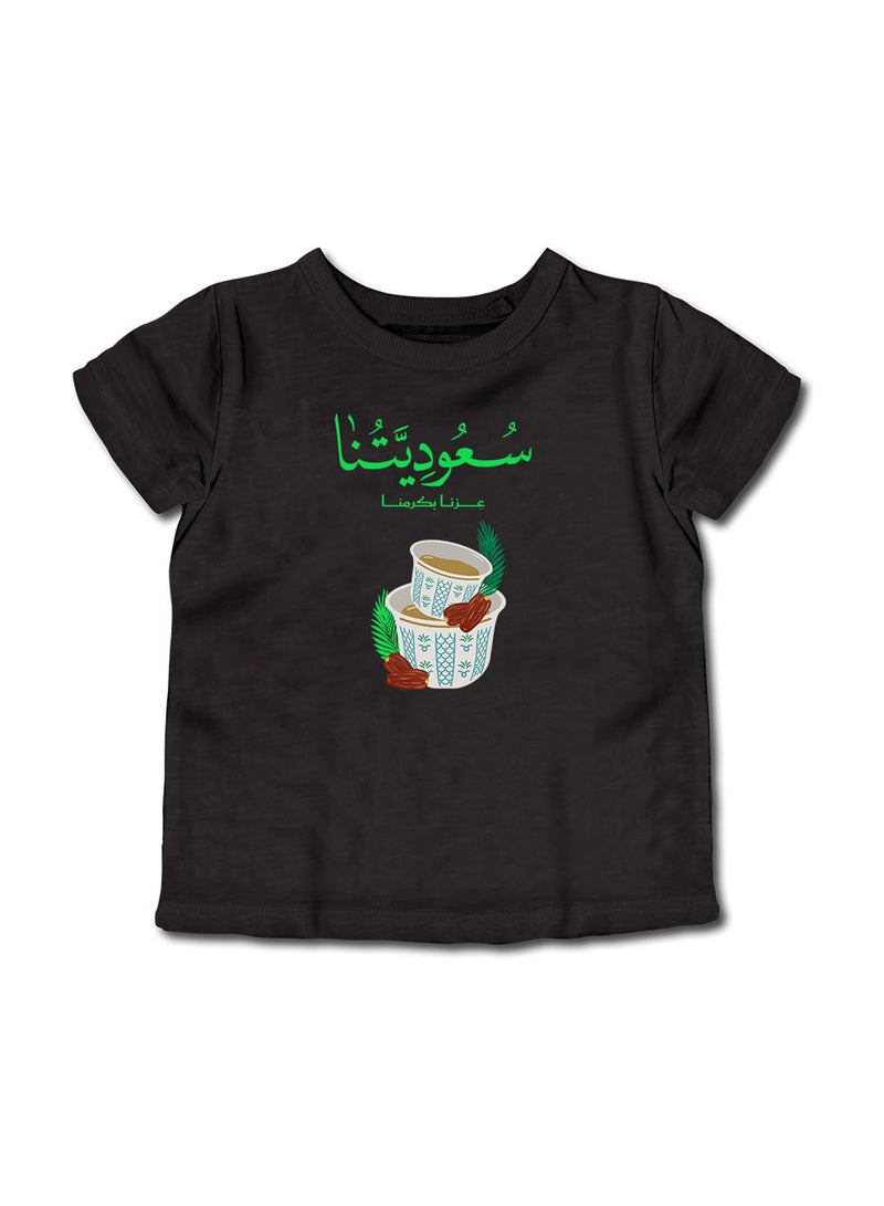 لوحة تيشيرت قطن للأطفال مناسب للأولاد والبنات لمناسبة اليوم الوطني السعودي أو للفخر بالانتماء للوطن في كل الأوقات - Image 1