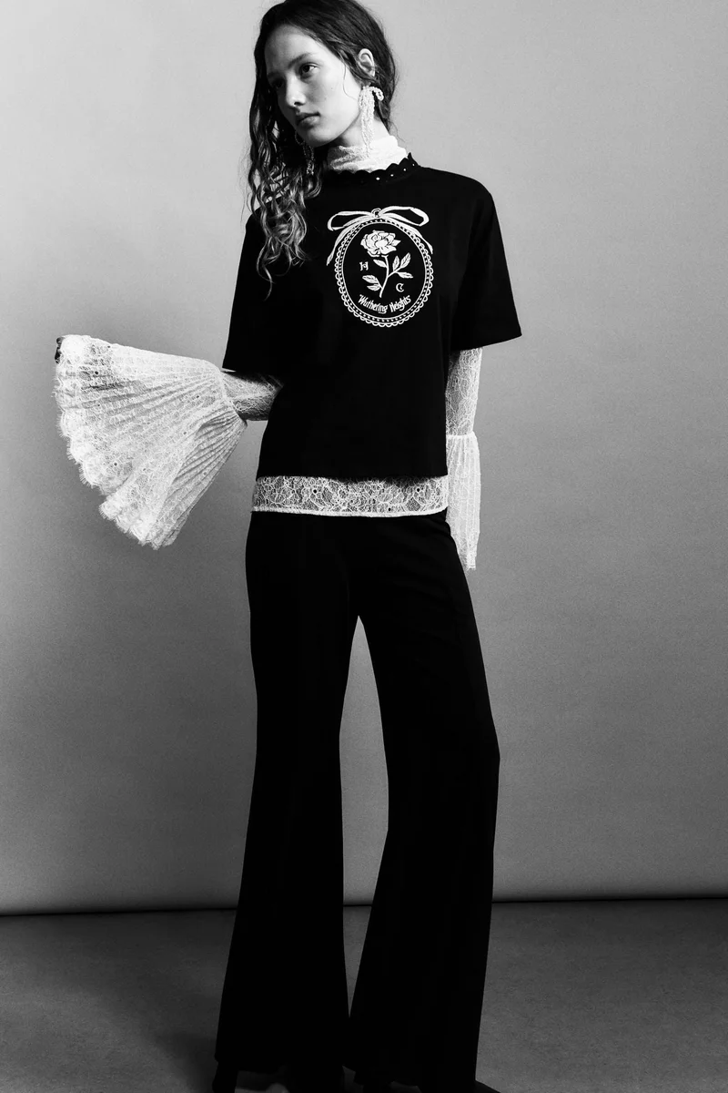 اتش اند ام تي-شيرت بتفاصيل مطرزة