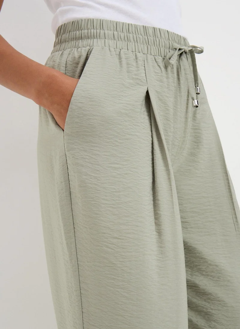 ماتلان Khaki Airflow Cropped Trousers