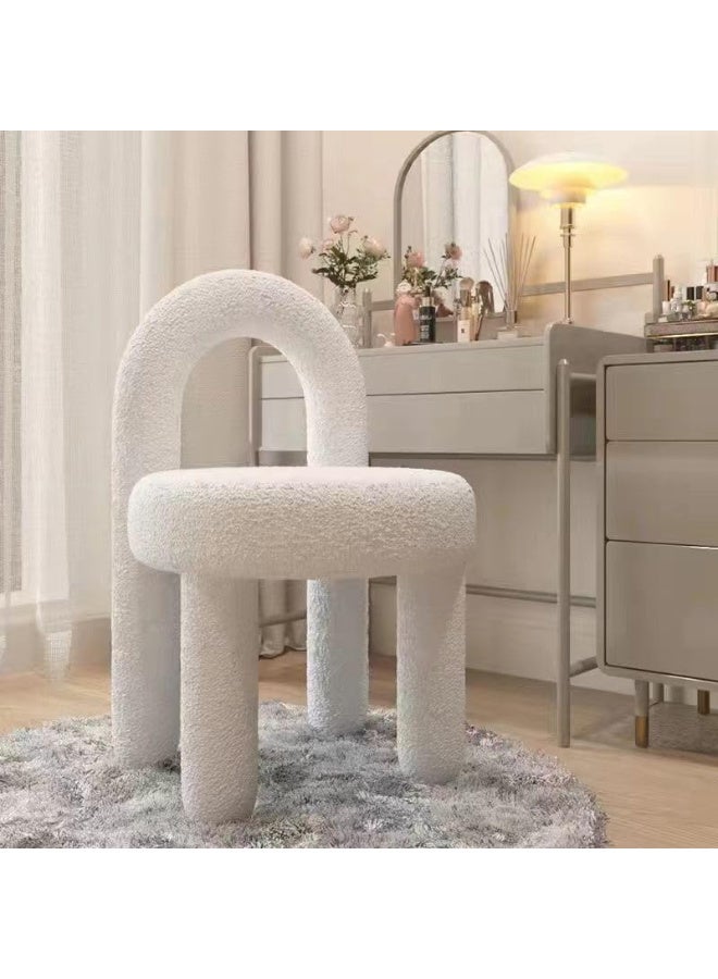 كرسي خلع الملابس المقوس الأنيق، مصنوع من الصوف الصناعي والإسفنج عالي الكثافة للراحة - Image 1