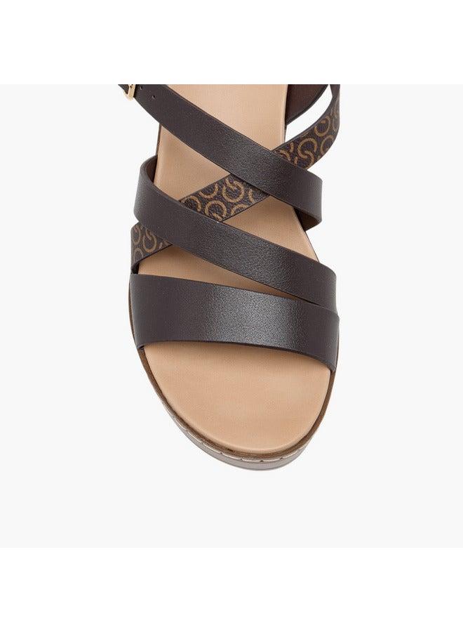 سيليست صنادل نسائية بشعار مطبوع وحزام متقاطع وكعب ويدج - Image 4