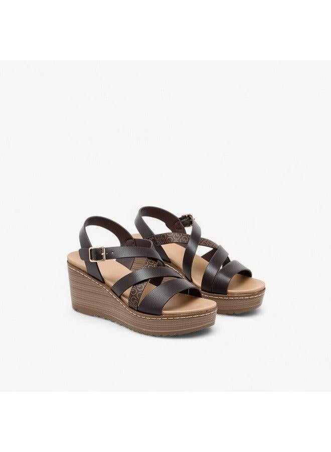 سيليست صنادل نسائية بشعار مطبوع وحزام متقاطع وكعب ويدج - Image 3