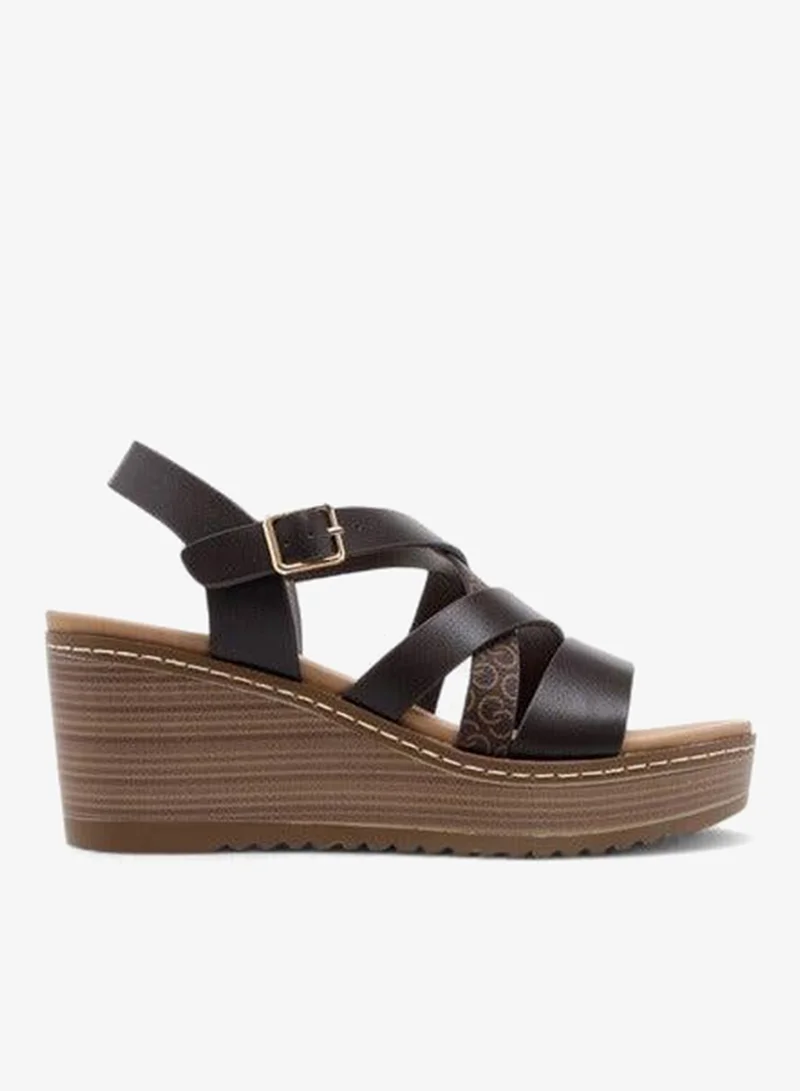 سيليست صنادل نسائية بشعار مطبوع وحزام متقاطع وكعب ويدج