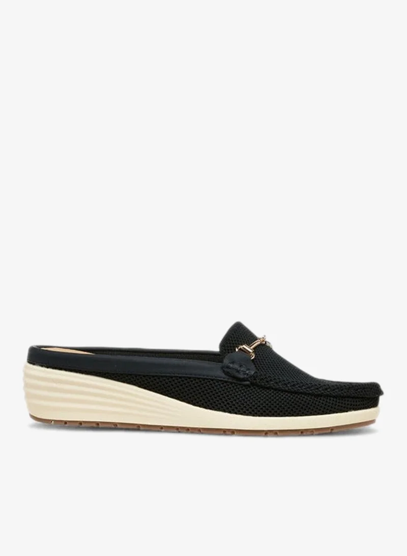 لو كونفورت صنادل نسائية بنعل إسفيني بتصميم سهل الارتداء بلمسة معدنية